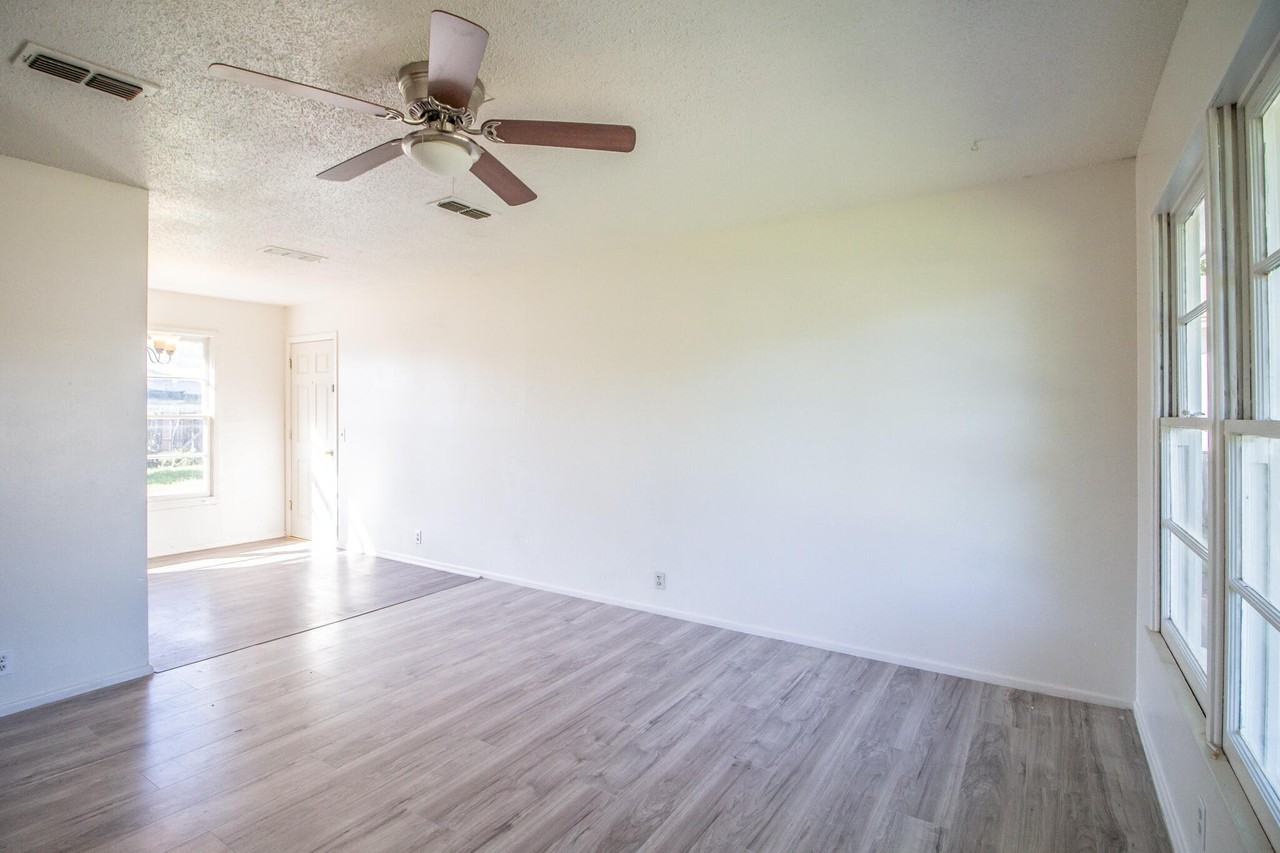 1921 73rd St - Photo 4 of 13