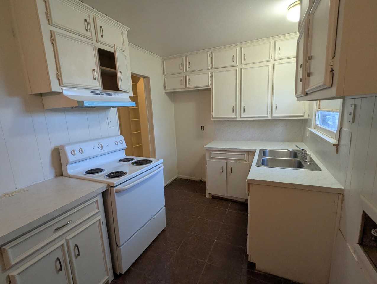 2104 E 29th St - Photo 5 of 15