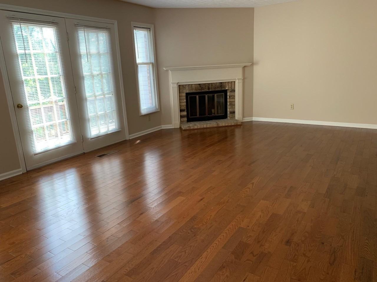 3499 Lakeside Ct - Photo 4 of 18