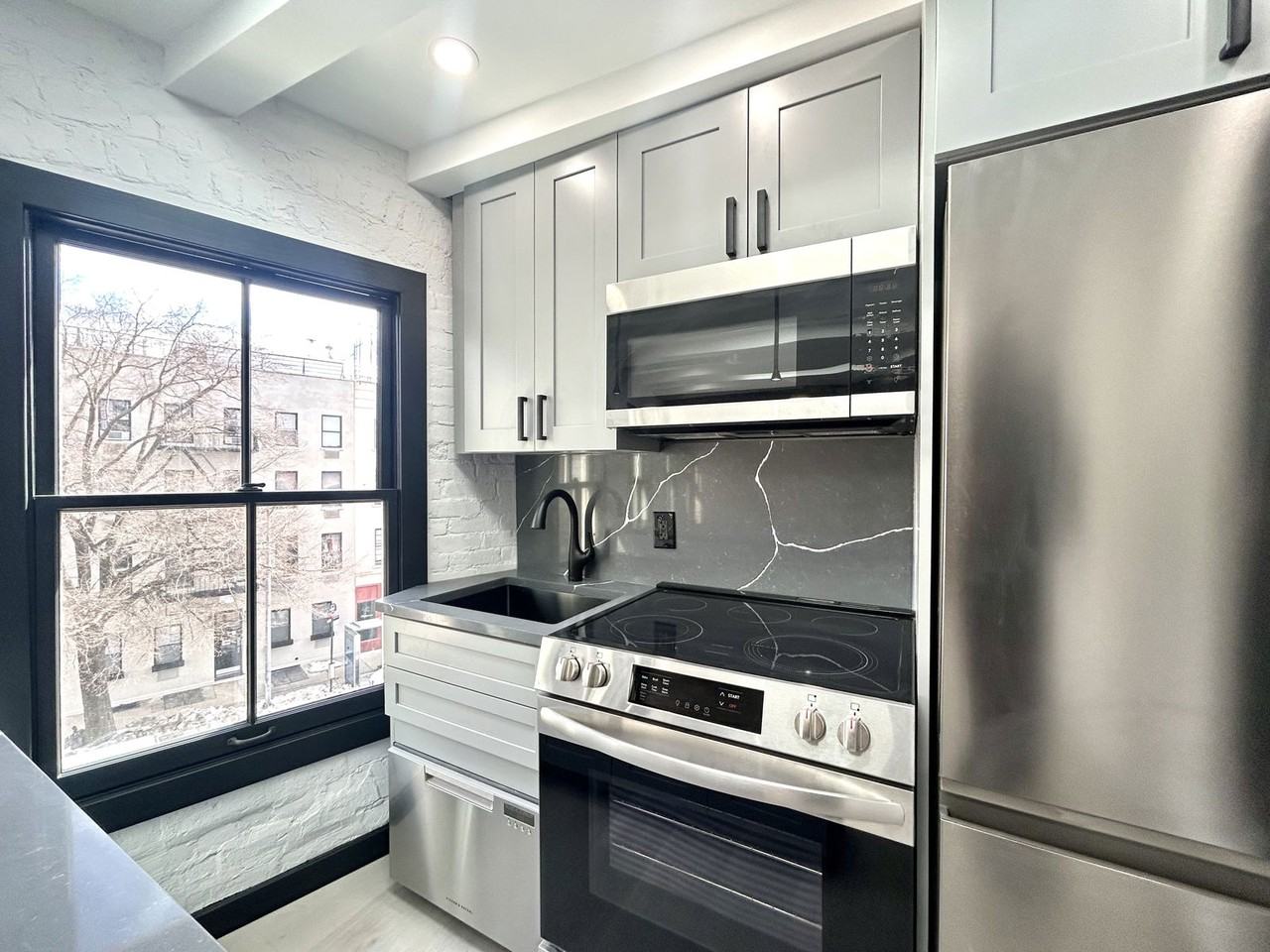 302 W 11th St #PH - Photo 3 of 8