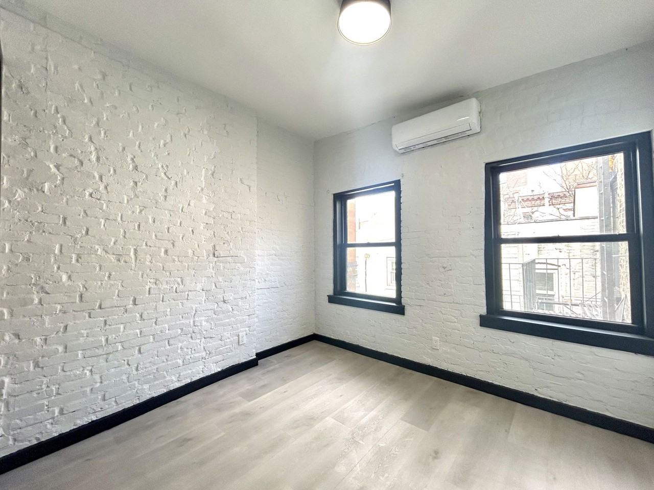 302 W 11th St #PH - Photo 5 of 8