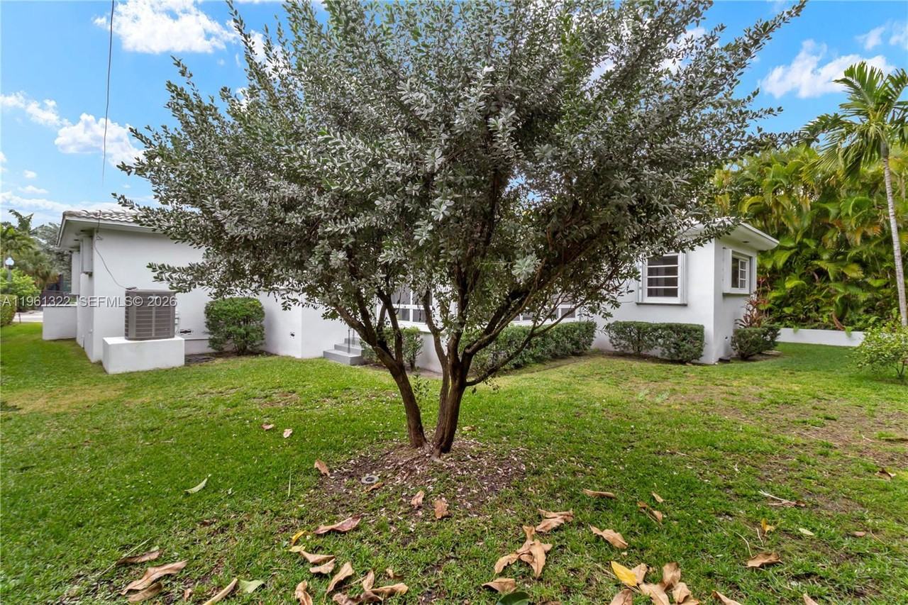 1261 Ne 98th St #SFH - Photo 3 of 8