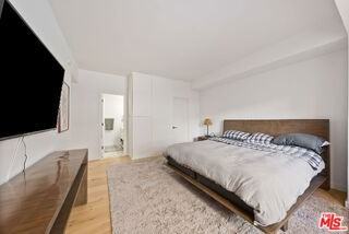 818 N Doheny Dr #401 - Photo 5 of 8