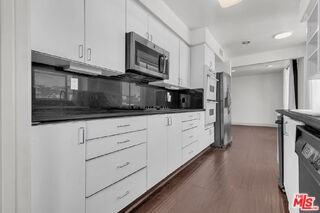131 N Croft Ave #401 - Photo 6 of 8