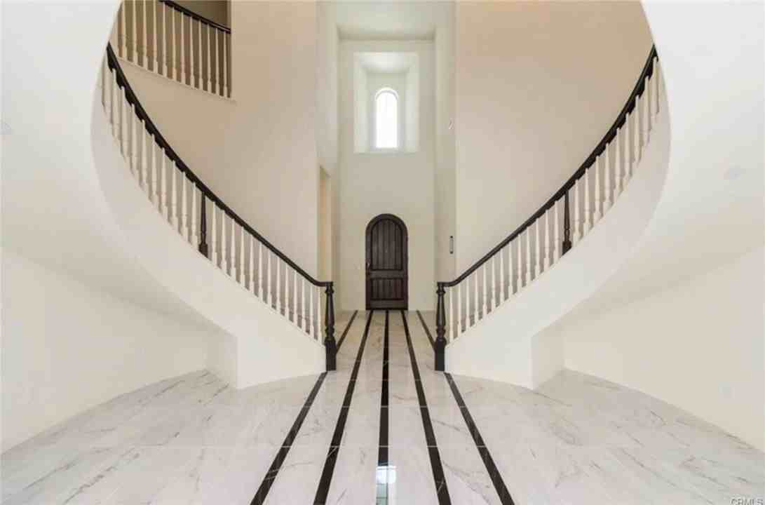 105 Spacial - Photo 5 of 8