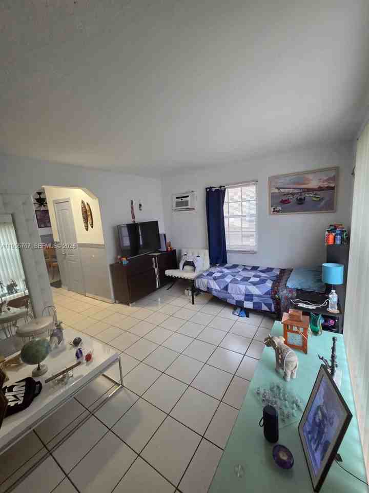812 86th St #1R - Photo 2 of 8