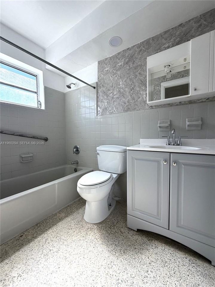 695 Nw 44th Ave #2 - Photo 3 of 8