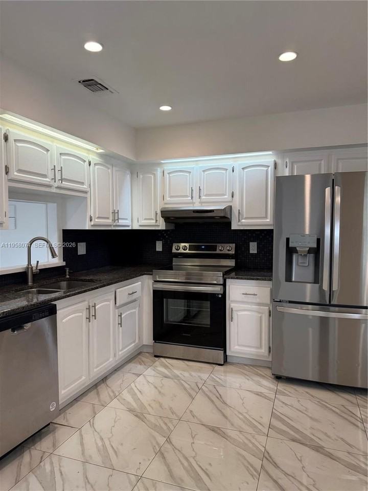 19253 Carolina Cir - Photo 5 of 50