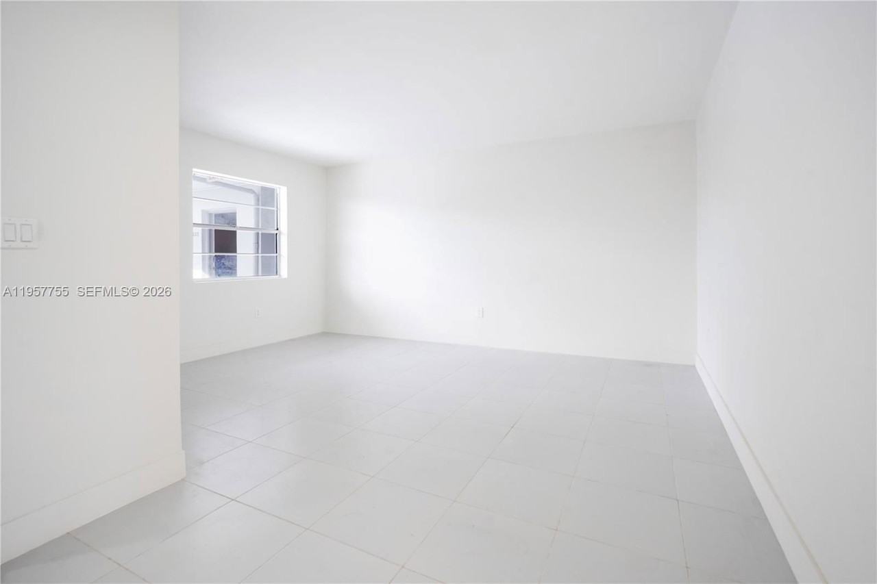 10305 Sw 40th St - Photo 4 of 8