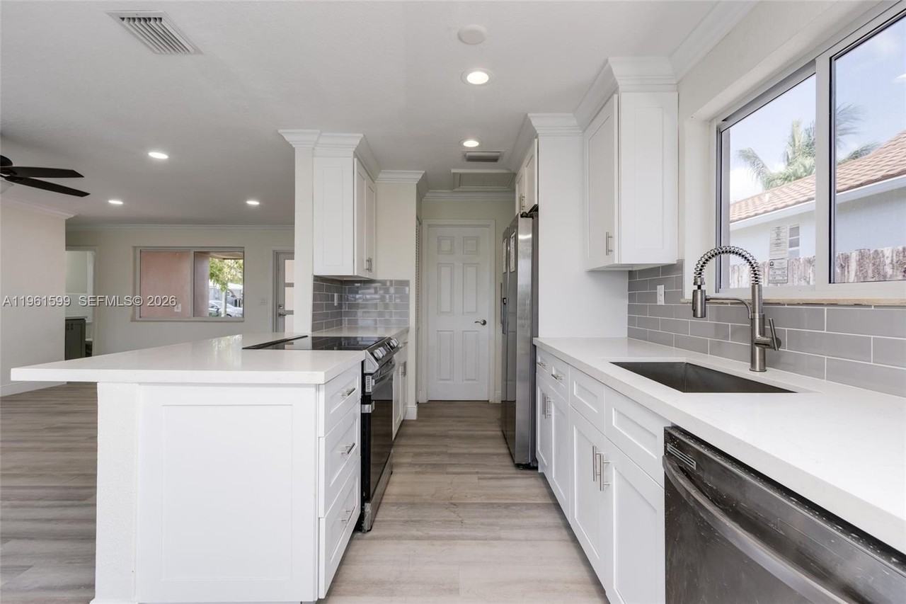 922 Nautilus Isle - Photo 6 of 25