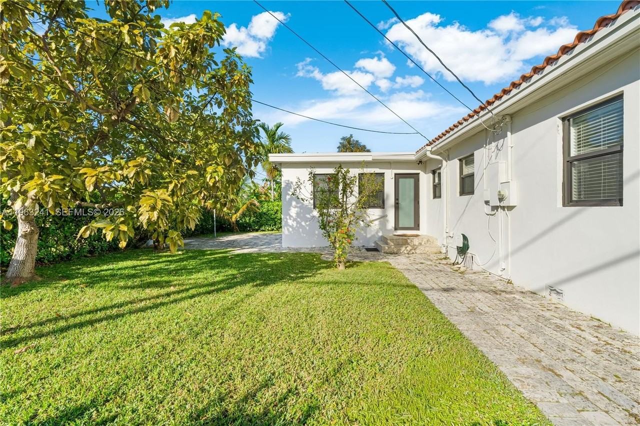 6060 Sw 16th Ter #0 - Photo 4 of 25