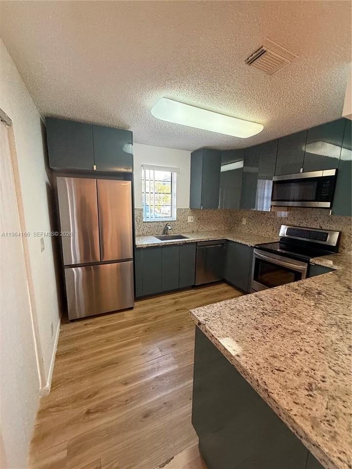 2515 Nw 99th Ave #2515 - Photo 2 of 31