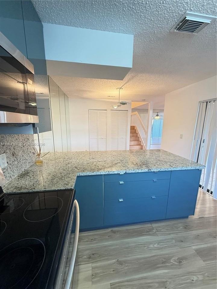 2515 Nw 99th Ave #2515 - Photo 3 of 31