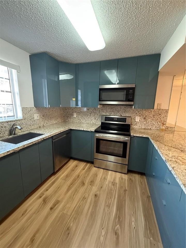 2515 Nw 99th Ave #2515 - Photo 4 of 31