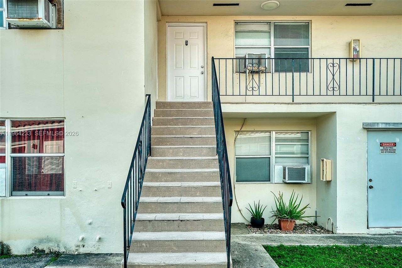 644 Sw 10th St #2 - Photo 4 of 14