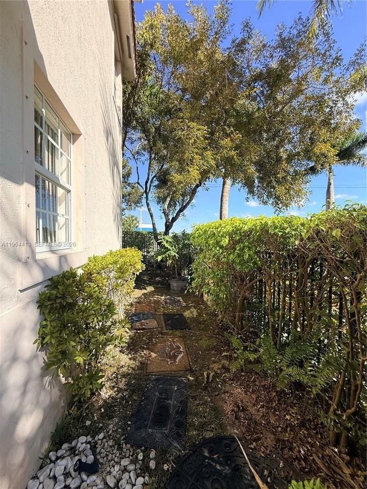 2117 Ne 7th St #2117 - Photo 3 of 28