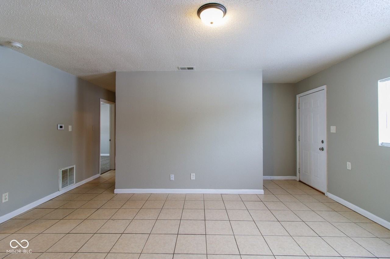 6213 Commodore Dr - Photo 2 of 16