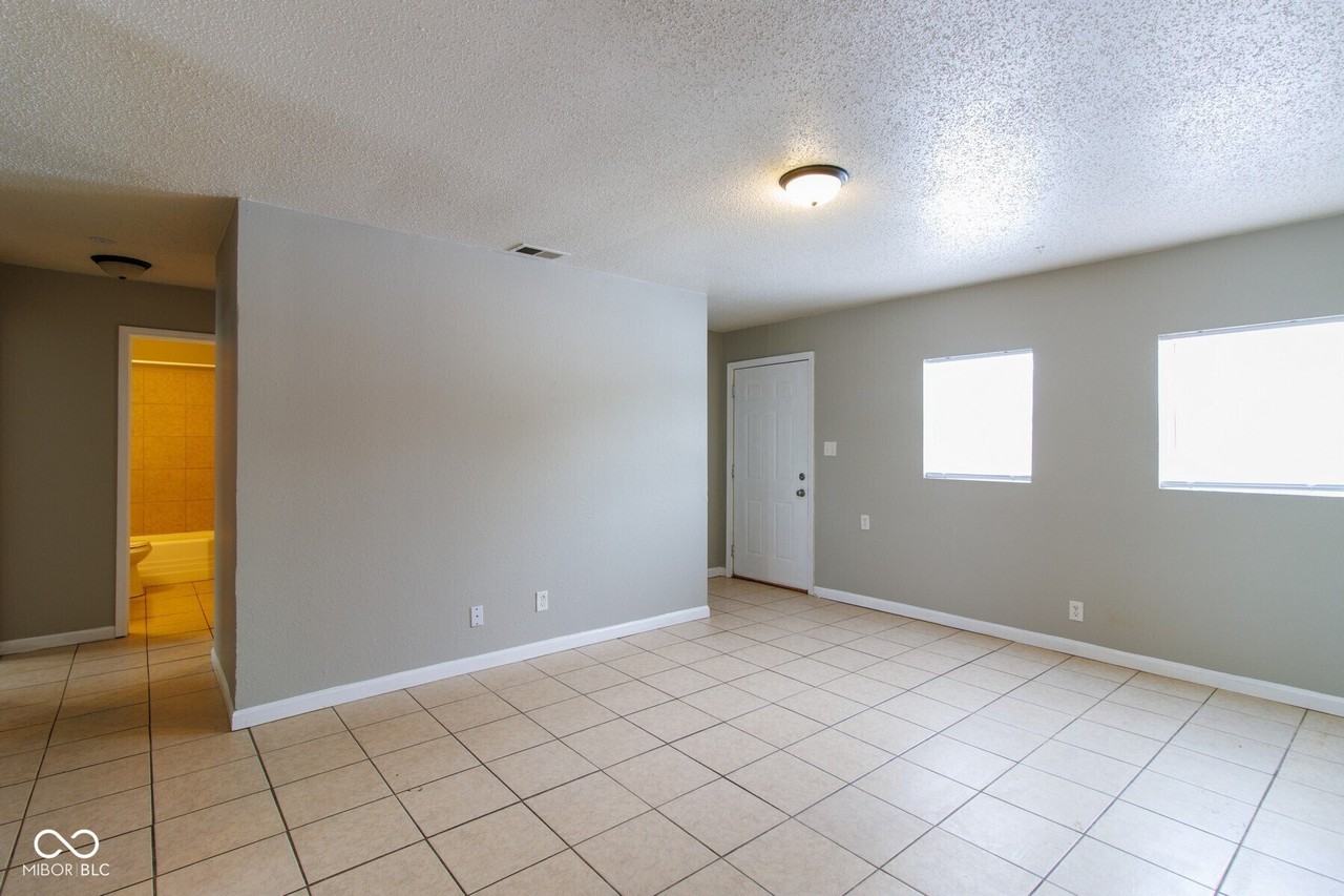 6213 Commodore Dr - Photo 3 of 16