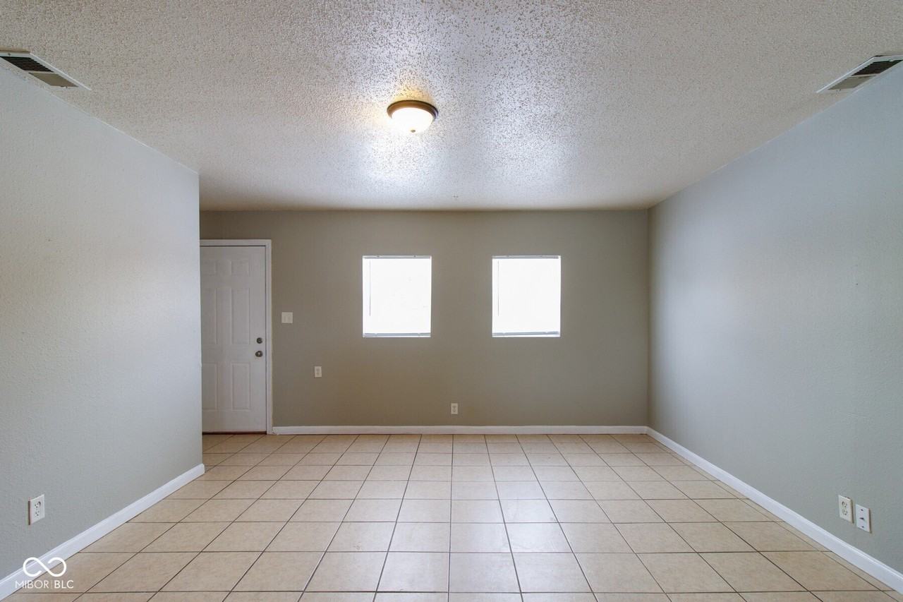 6213 Commodore Dr - Photo 4 of 16