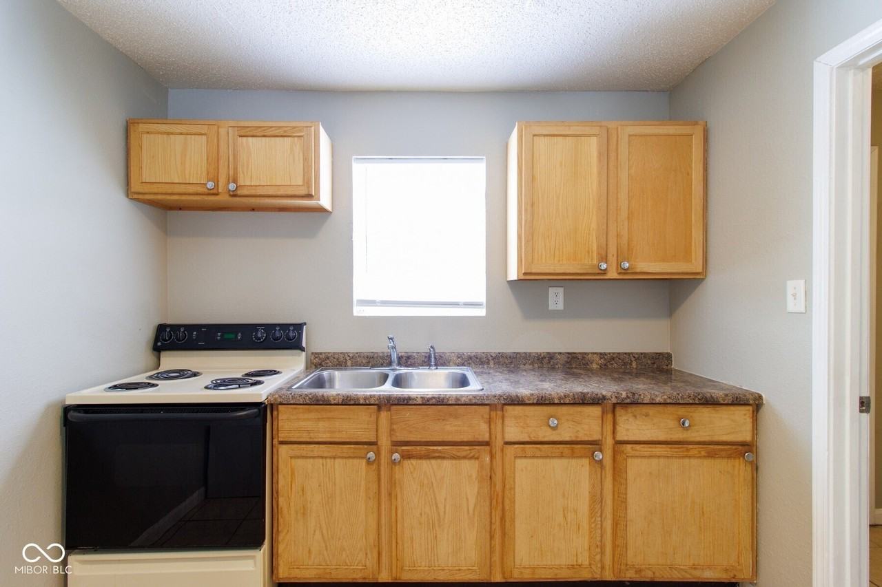 6213 Commodore Dr - Photo 5 of 16