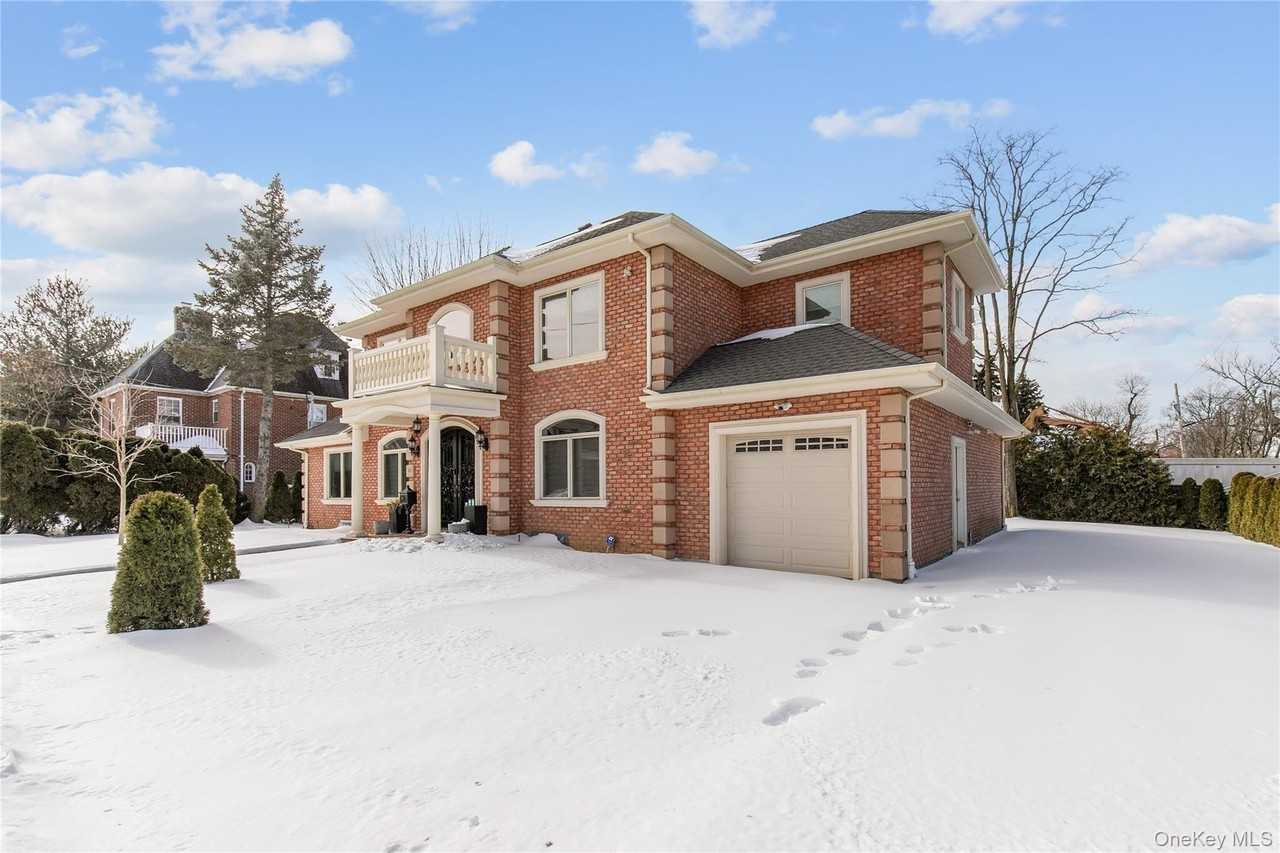 66 Essex Rd - Photo 2 of 31