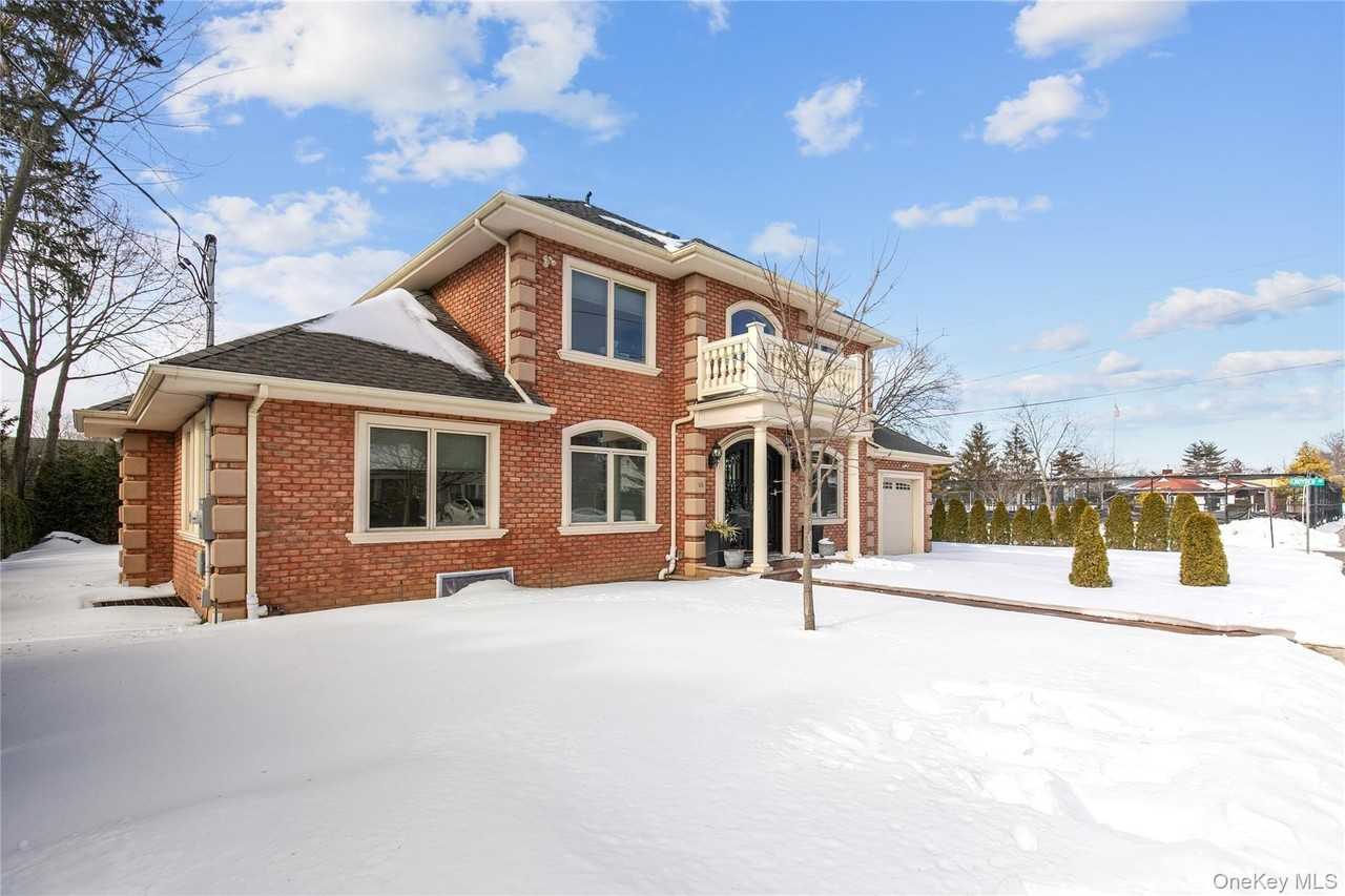 66 Essex Rd - Photo 3 of 31