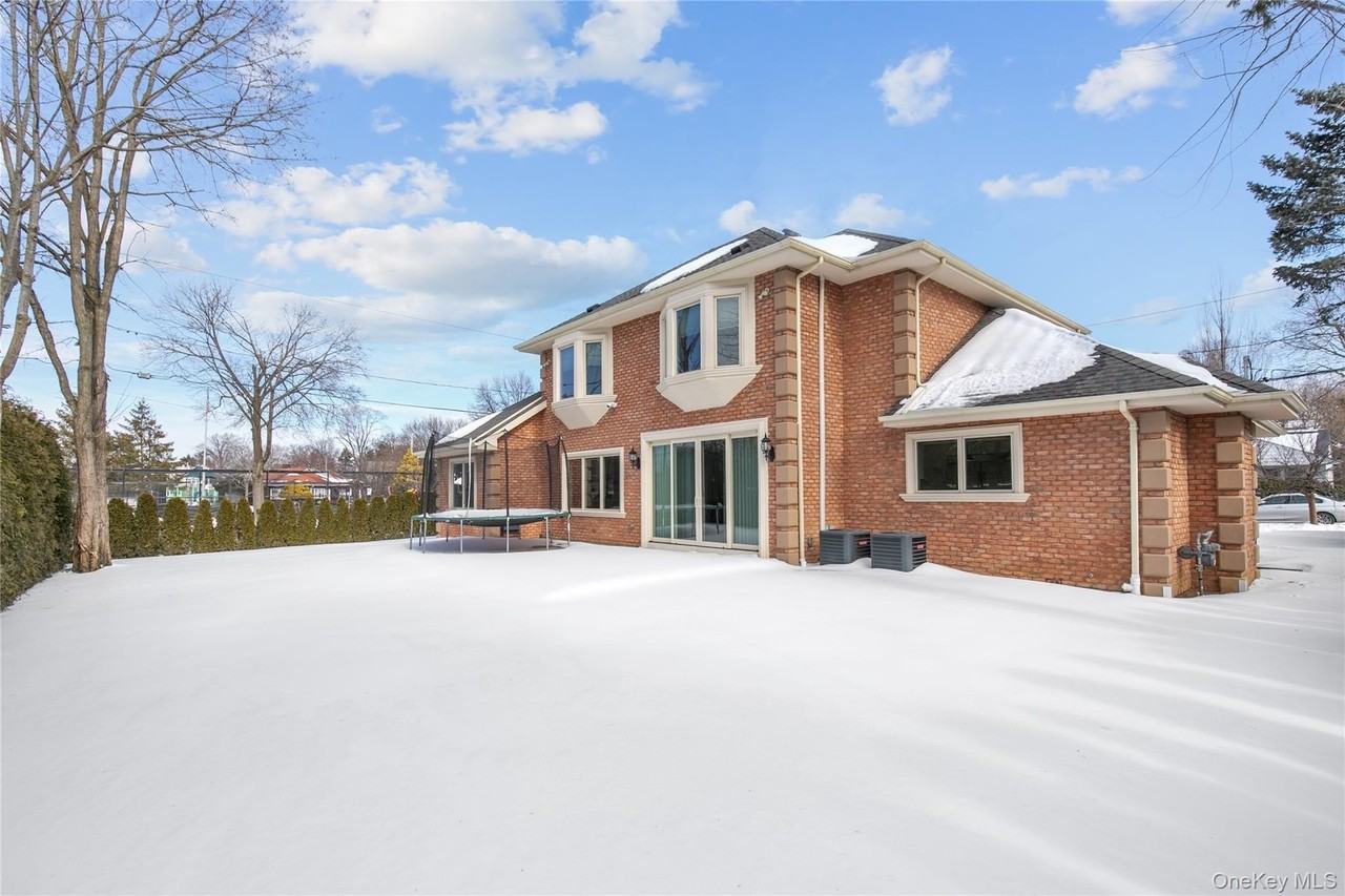 66 Essex Rd - Photo 4 of 31