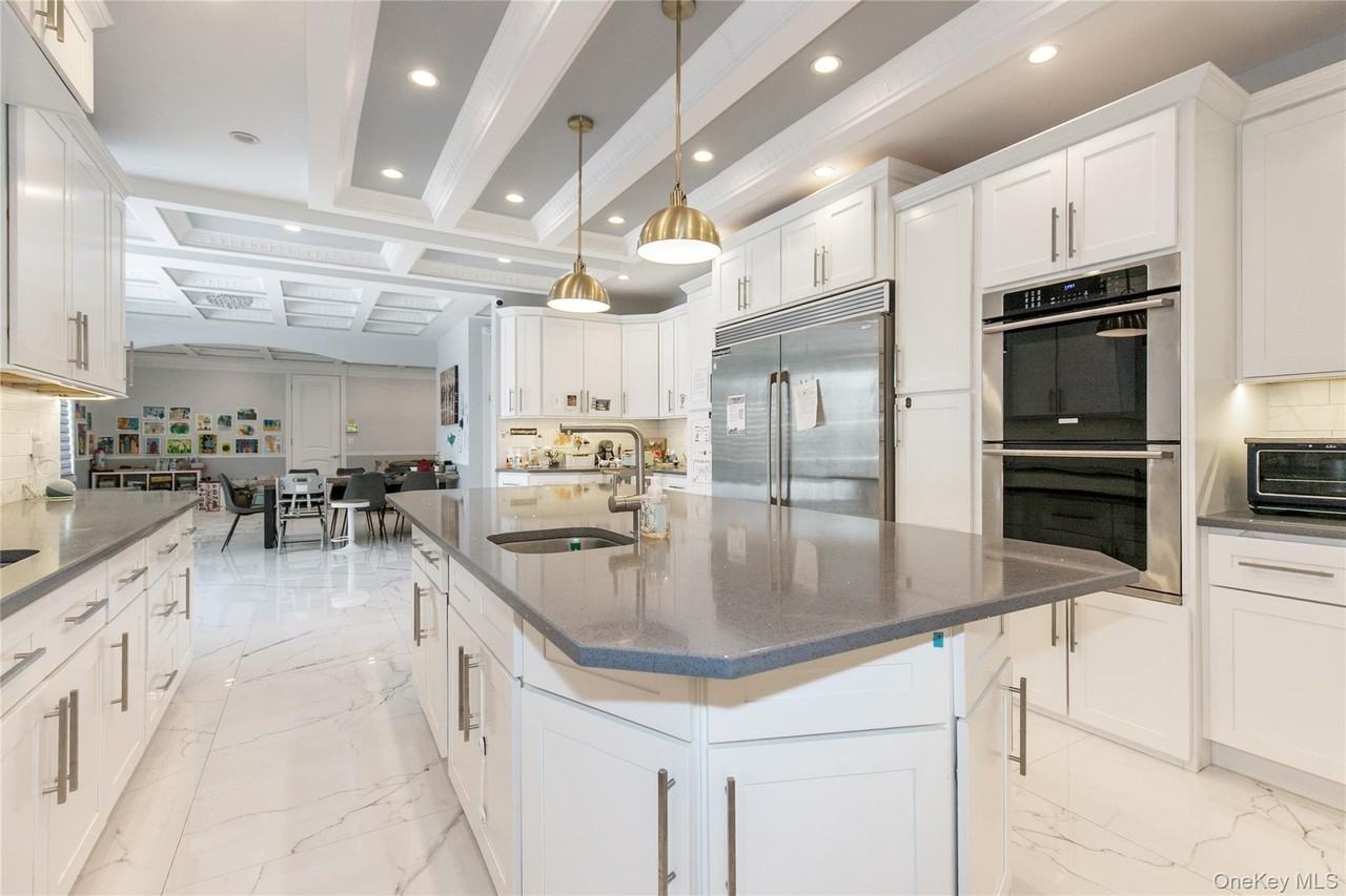 66 Essex Rd - Photo 7 of 31