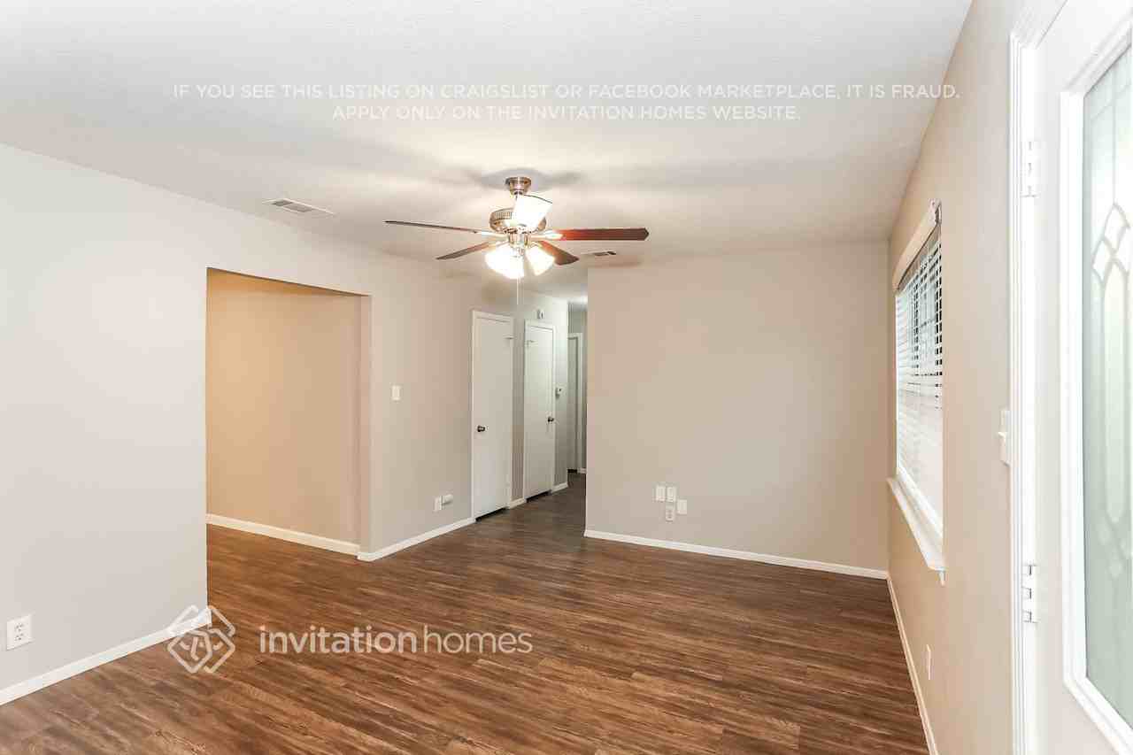 811 Clover Park Dr - Photo 2 of 16