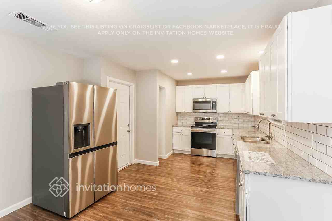 811 Clover Park Dr - Photo 4 of 16