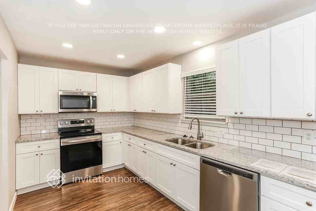 811 Clover Park Dr - Photo 5 of 16