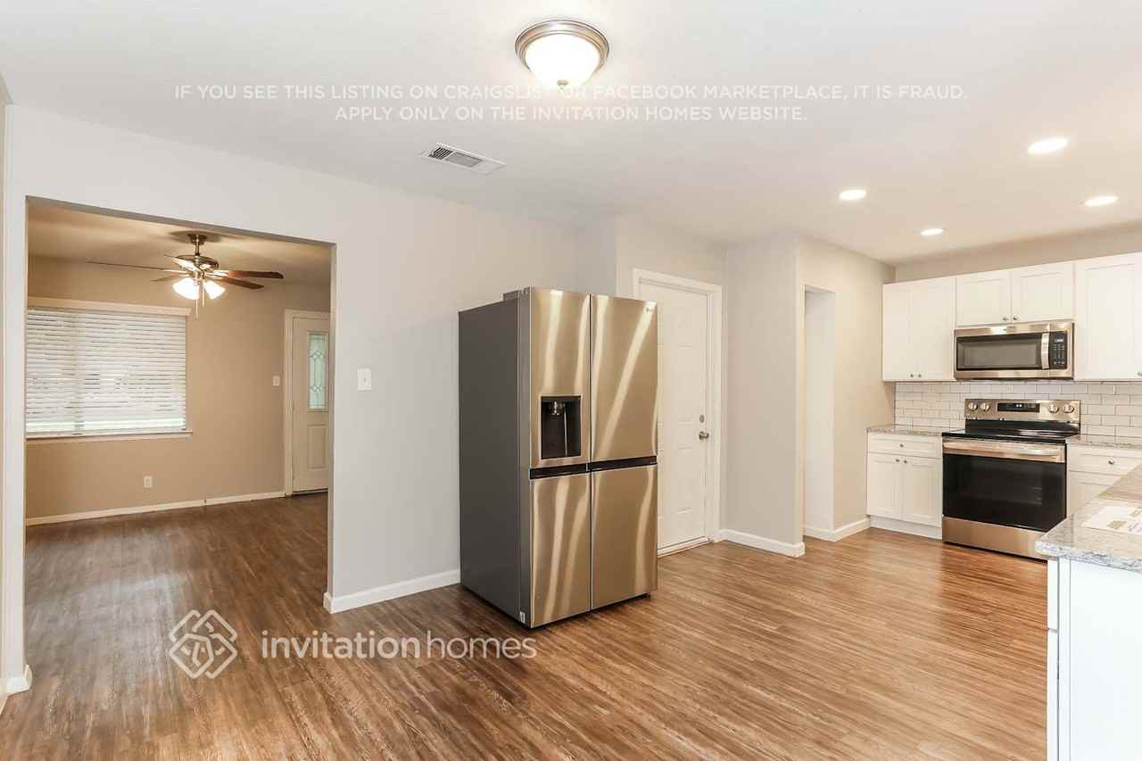 811 Clover Park Dr - Photo 6 of 16