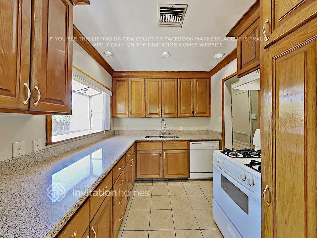 8647 Tyrone Ave - Photo 7 of 15