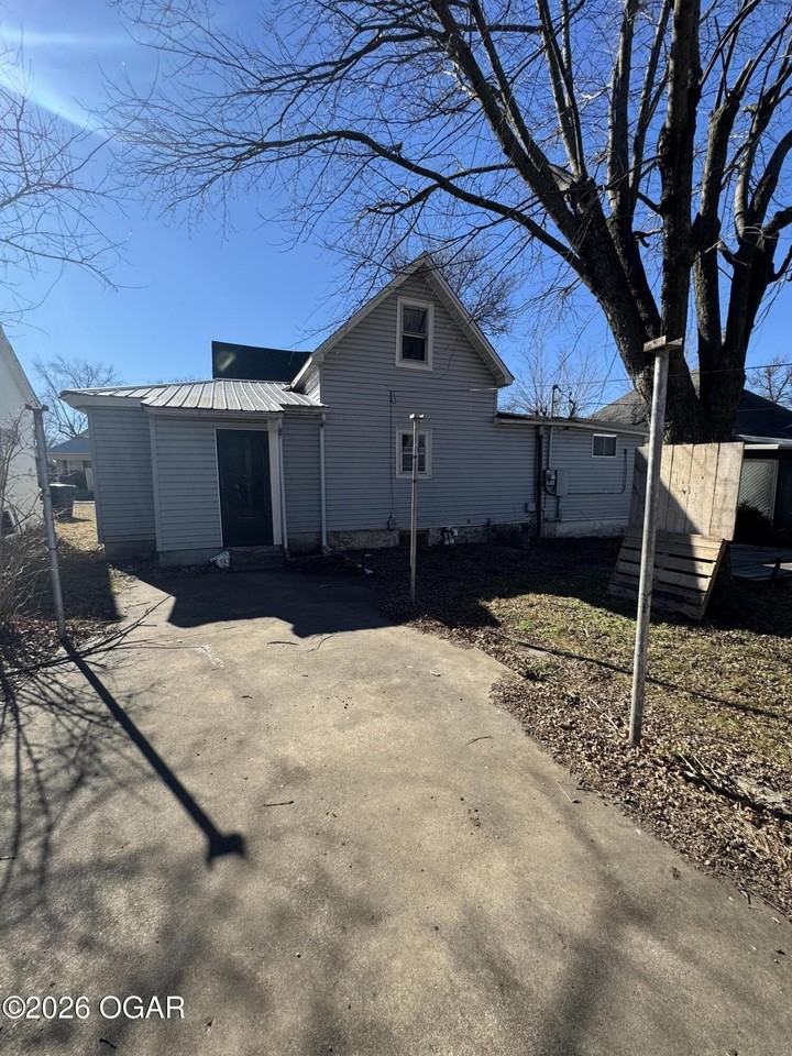 917 W 1st St - Photo 2 of 2