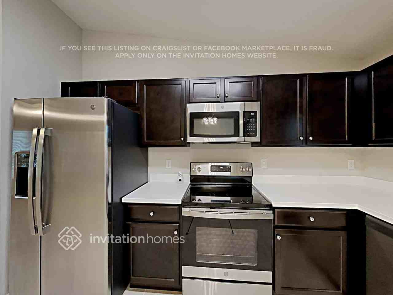 550 Se Whitmore Dr - Photo 4 of 18