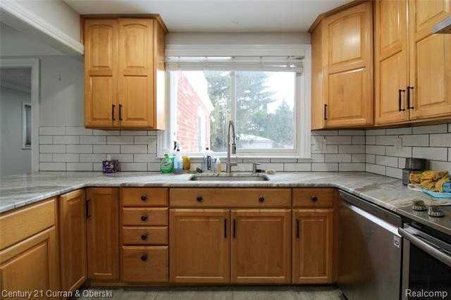 322 Tannahill St - Photo 7 of 28