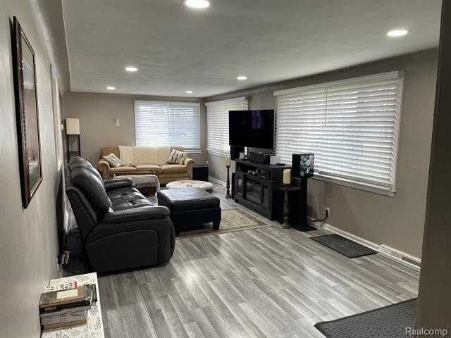 2434 N Long Lake Rd - Photo 3 of 20