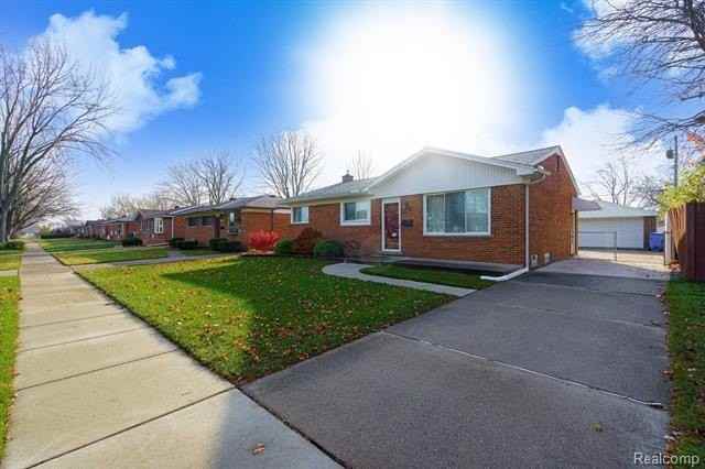 8318 Christine St - Photo 3 of 34