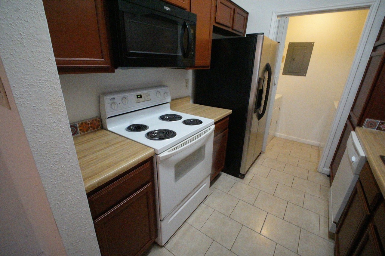 8197 Sands Point Dr - Photo 3 of 14