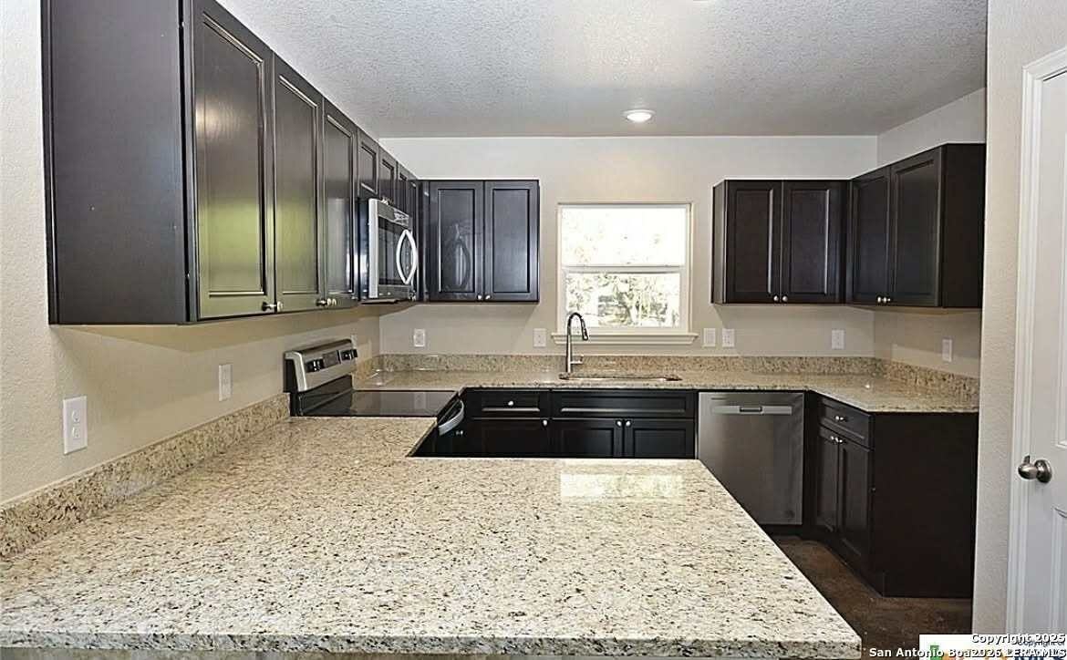 247 Remington Rd - Photo 3 of 16