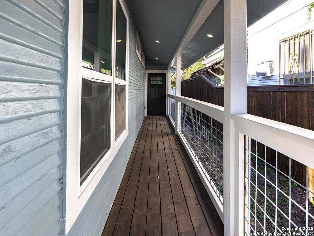 827 Leal St - Photo 4 of 34