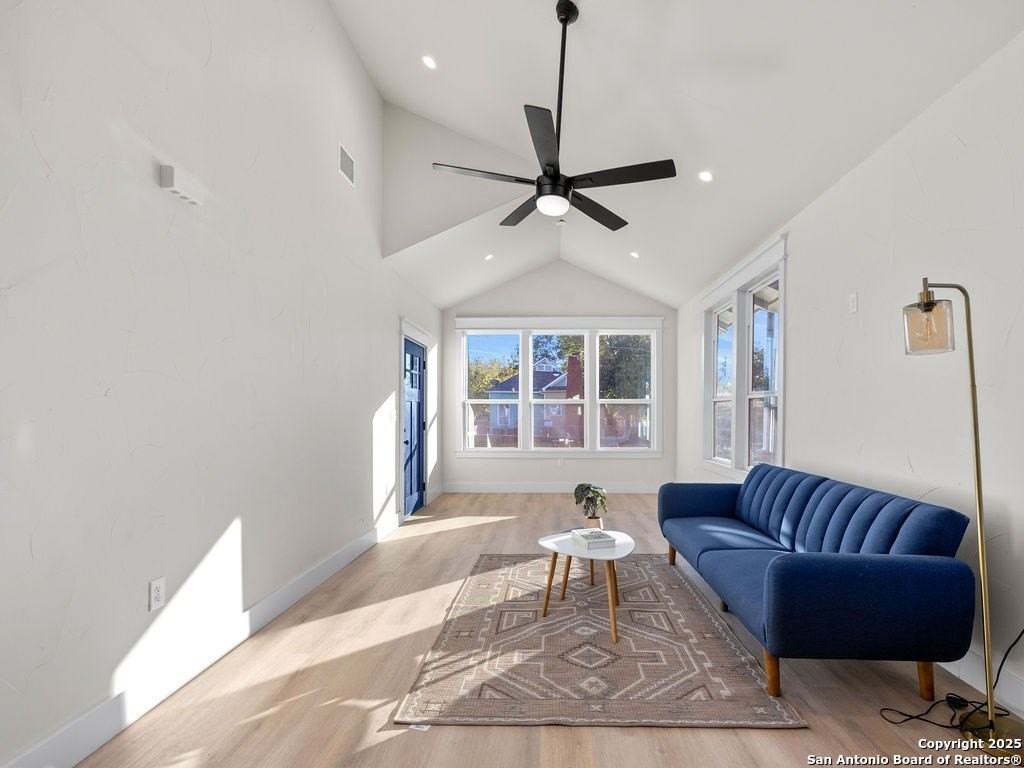 827 Leal St - Photo 5 of 34