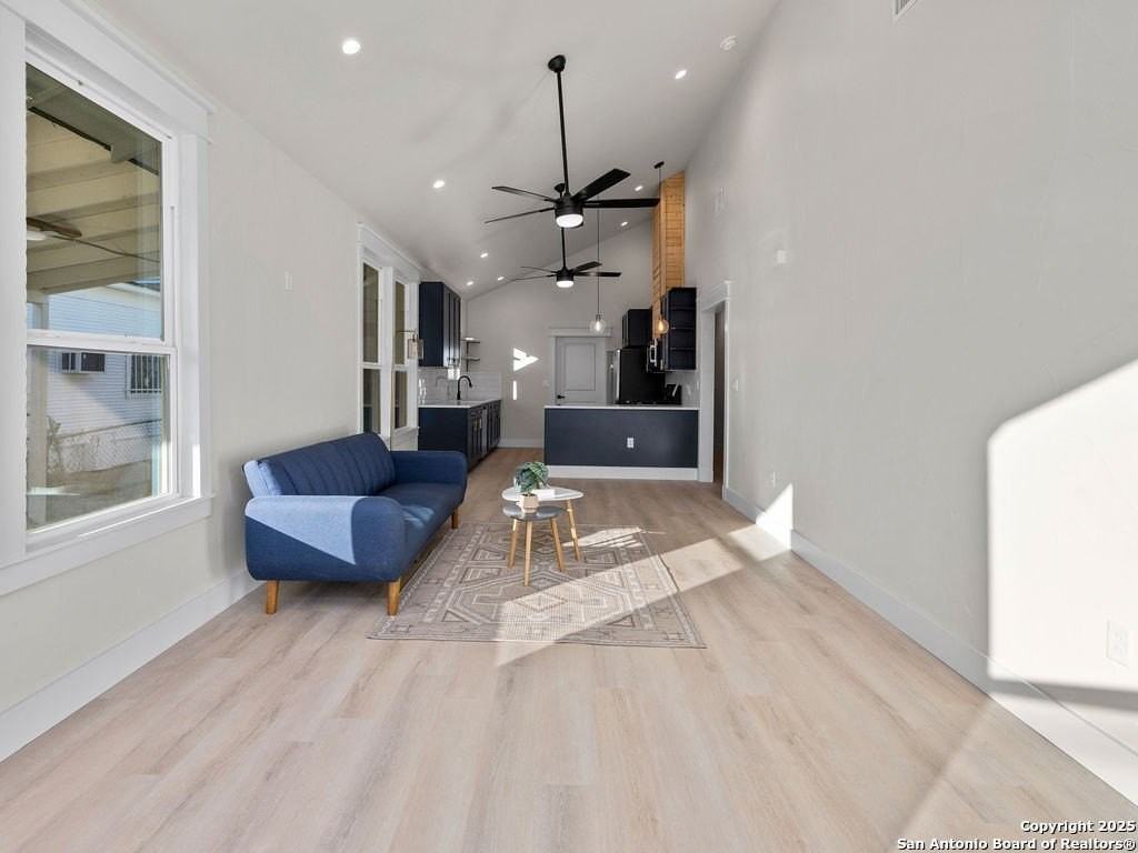 827 Leal St - Photo 6 of 34