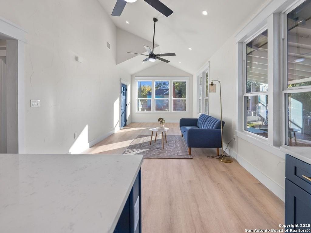 827 Leal St - Photo 7 of 34