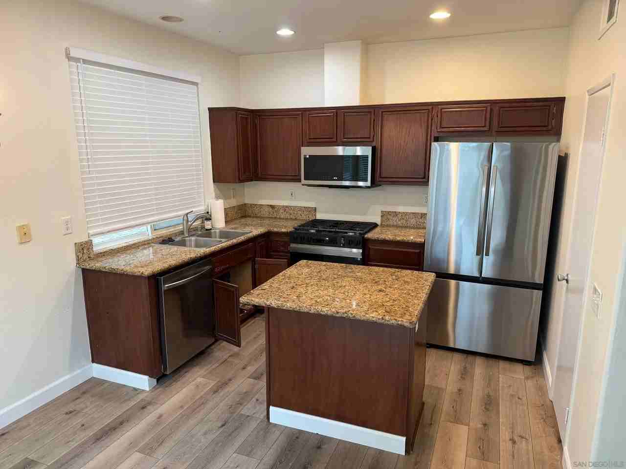 588 Summerholly Dr - Photo 3 of 6