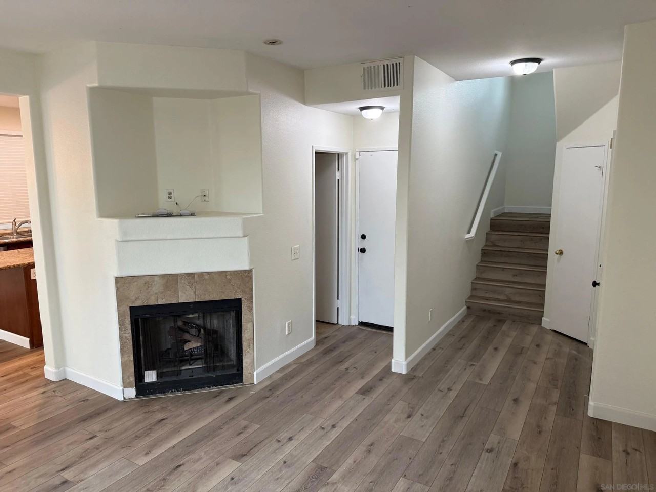 588 Summerholly Dr - Photo 4 of 6