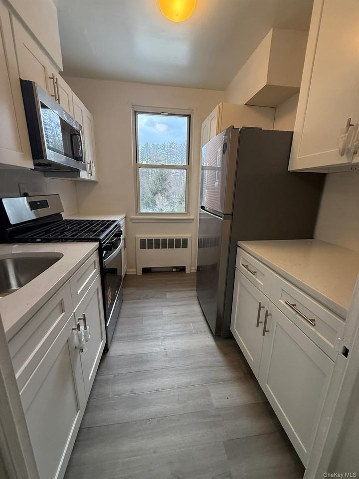 175 Bryant Cres - Photo 5 of 23