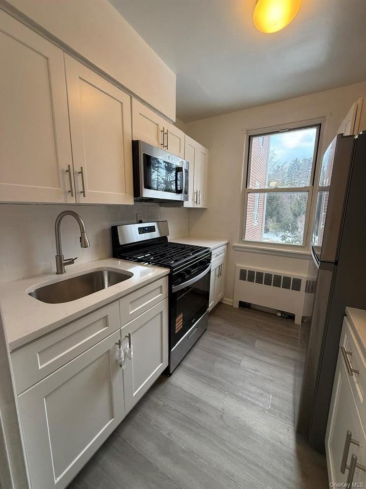 175 Bryant Cres - Photo 6 of 23