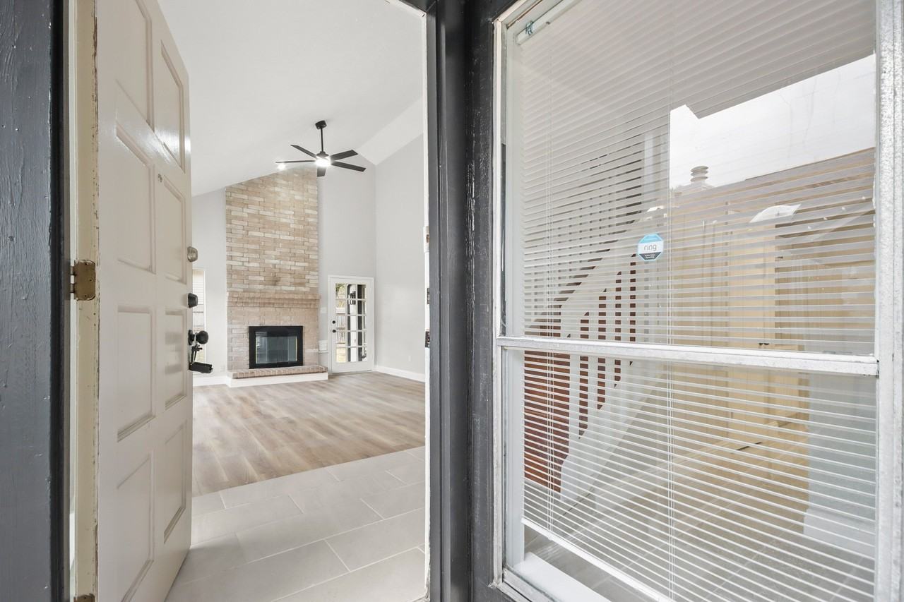 16602 Capewood Dr - Photo 2 of 20