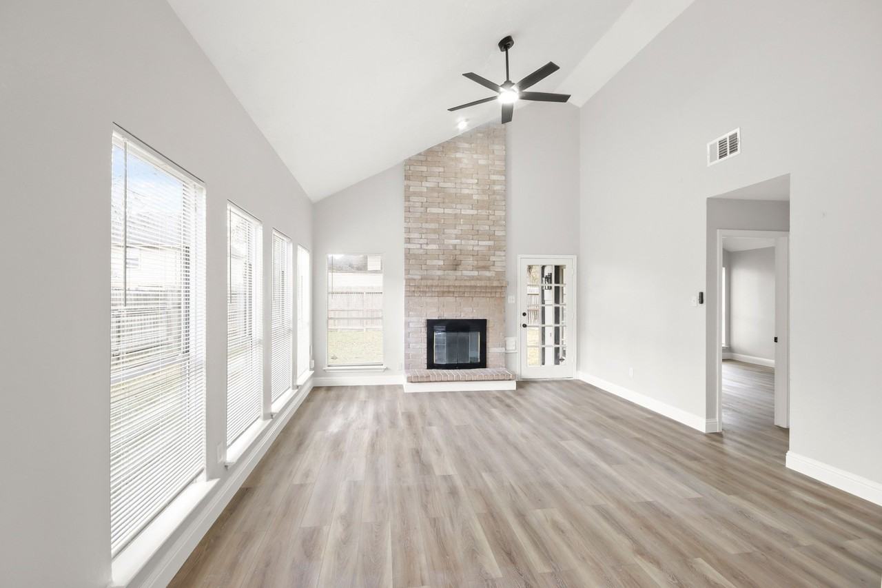 16602 Capewood Dr - Photo 3 of 20